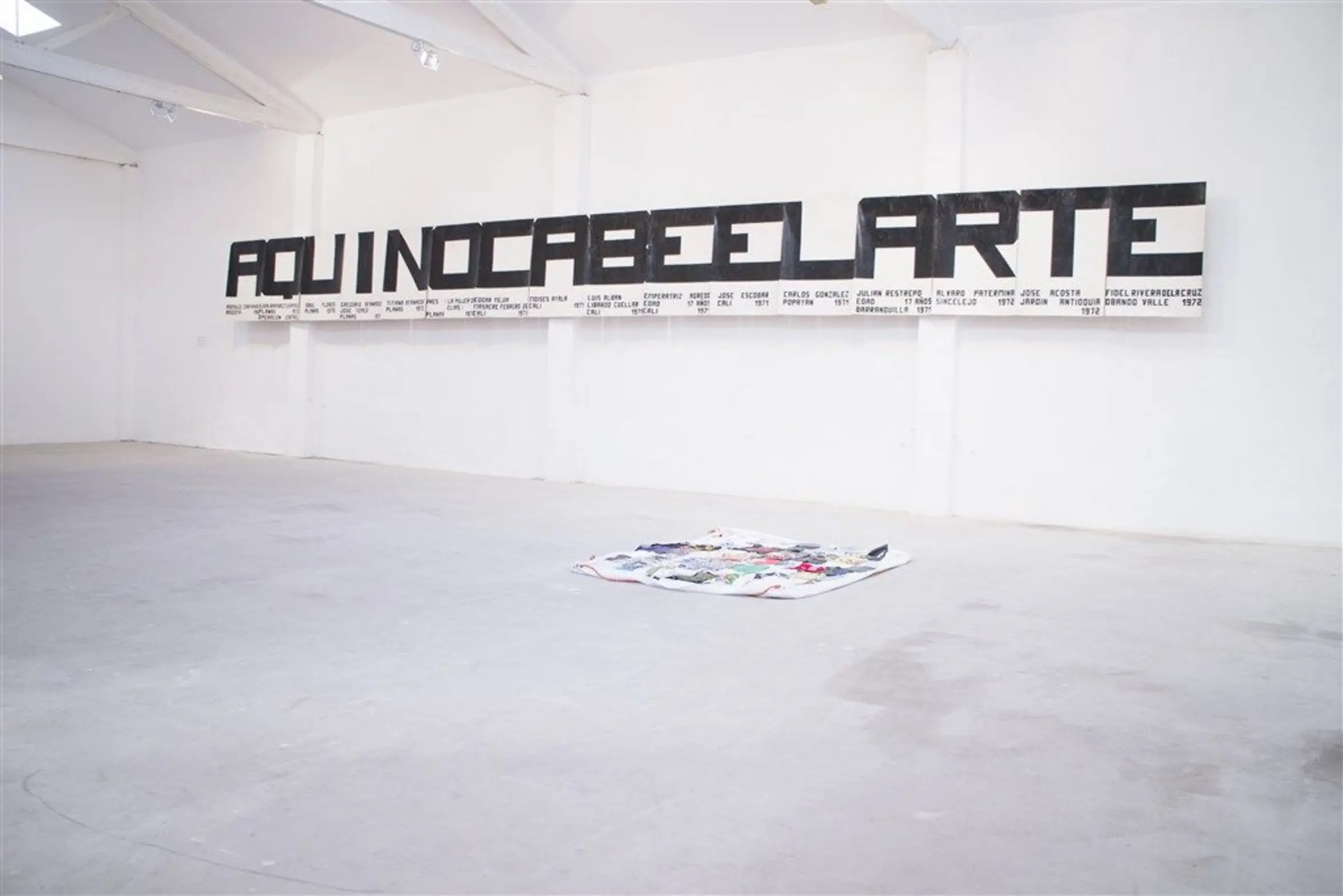 inauguracion-todo-esta-muy-car-gal0-01 Cartel tipográfico de la exposición antológica 'Todo Está Muy Caro' de Antonio Caro en Espronceda, centro de arte y cultura de Barcelona, con letras negras de gran tamaño y motivos vegetales impresos en verde.