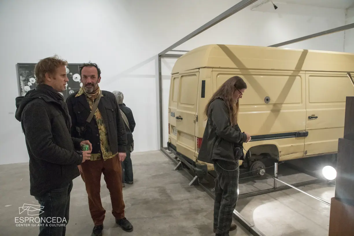 camera-obscure-experience_moto-gal0-01 Guilhem Senges transforms a Mercedes van into a camera obscura for the Motors & So exhibition at Espronceda, art and culture center in Barcelona, during a live large-format analogue photography experience.