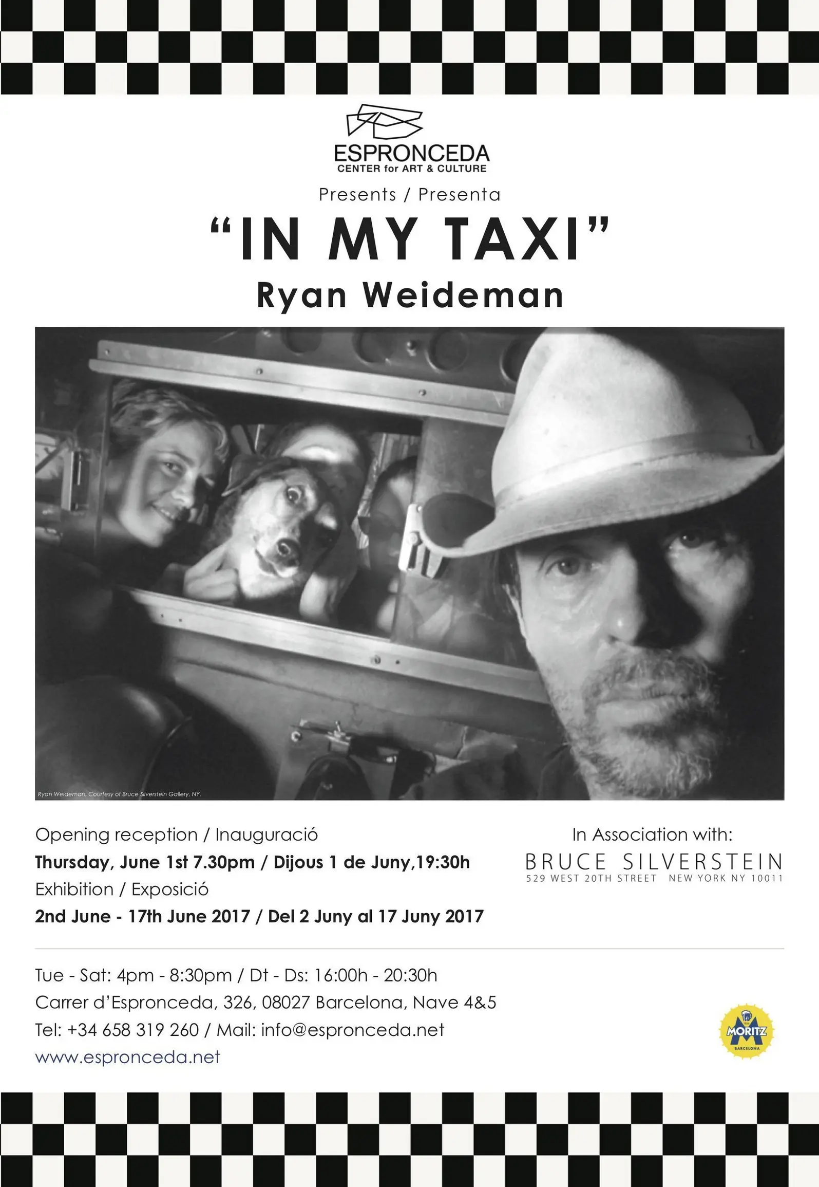 Cartel en blanco y negro de la exposición 'In My Taxi' de Ryan Weideman en Espronceda, centro de arte y cultura de Barcelona, con una fotografía del artista al volante de su taxi junto a dos pasajeros, enmarcada por un borde a cuadros de ajedrez.
