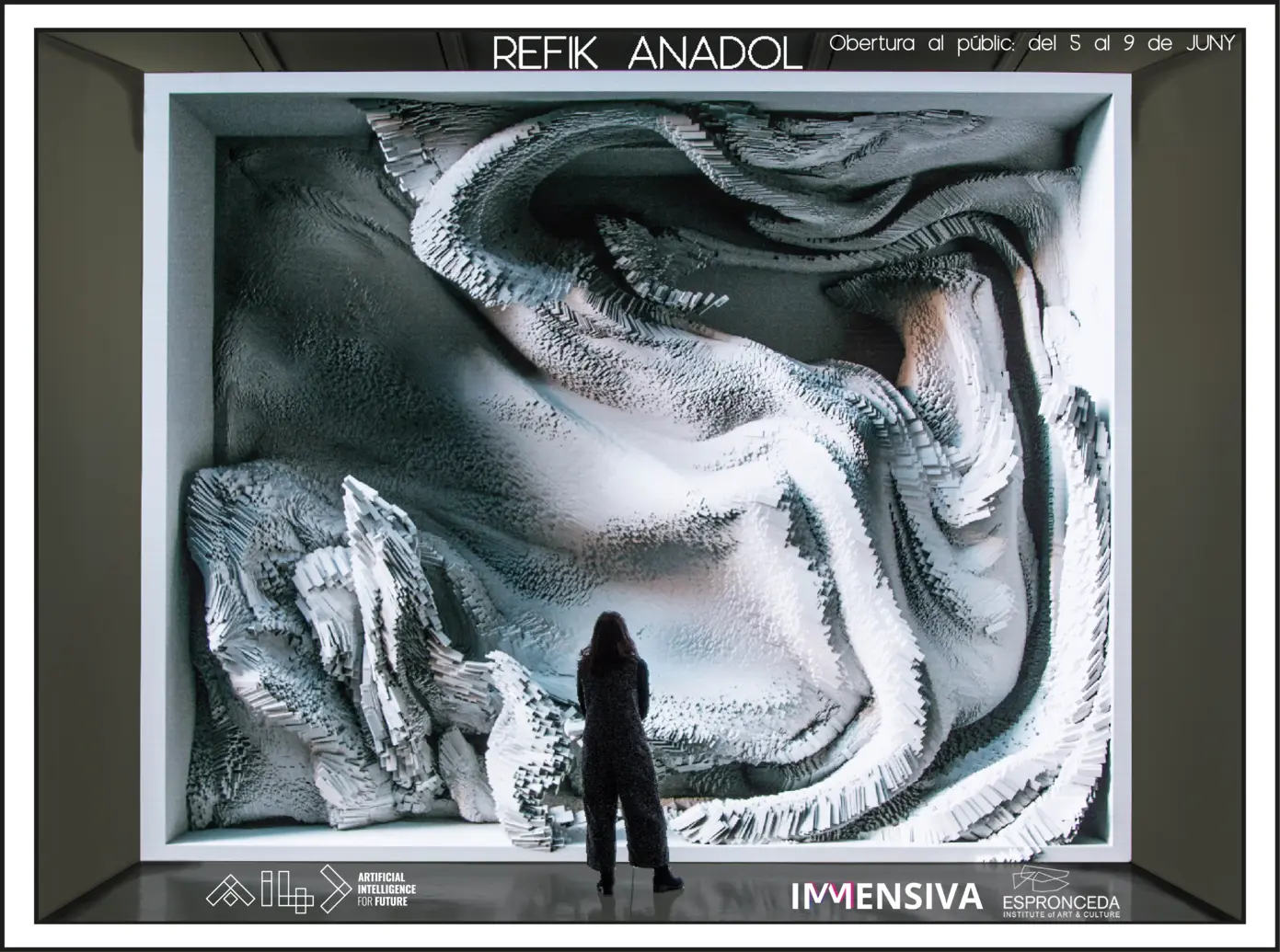 Visitants experimentant la instal·lació immersiva de dades Melting Memories de Refik Anadol a Espronceda, centre d'art i cultura de Barcelona, durant l'exposició del juny de 2021.