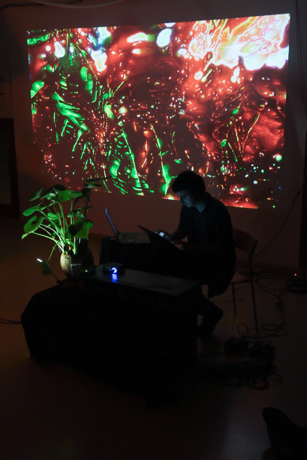Simbiòtica, performance e instalación audiovisual de Pol Ros en Espronceda